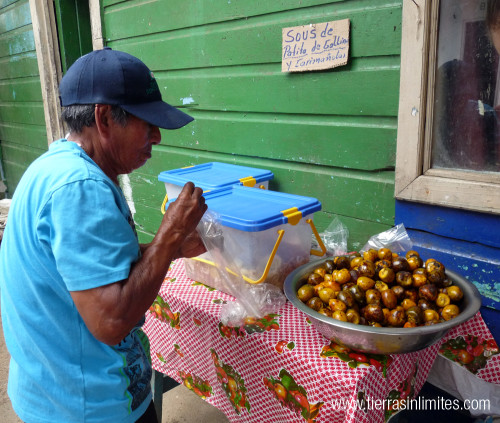 Un habitante de La Palma, la capital de la región del Darién, vende comida en la calle