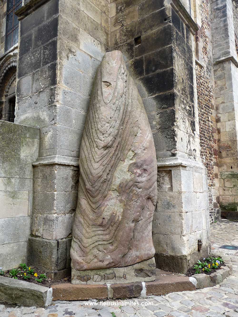 El menhir. Cuidado con tocarlo. 